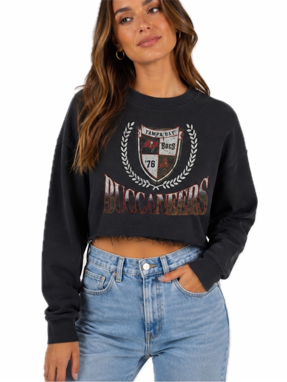 WEAR BY ERIN ANDREWS WOMEN S NFL TAMPA BAY BUCCANEERS CROPPED PULLOVER CREW